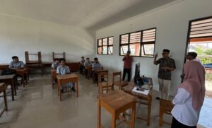Fikri Faqih saat berdialog dengan siswa calon peserta TKA saat latihan TKA pada masa reses Oktober-November 2026 di Dapil Jateng IX (Kota Tegal, Kabupaten Tegal, Kabupaten Brebes)