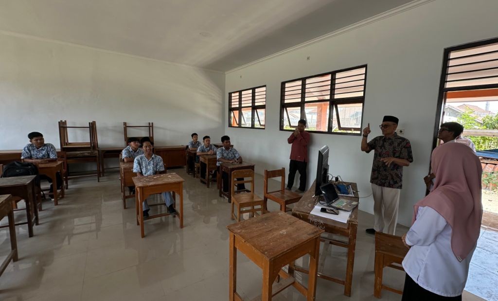 Fikri Faqih saat berdialog dengan siswa calon peserta TKA saat latihan TKA pada masa reses Oktober-November 2026 di Dapil Jateng IX (Kota Tegal, Kabupaten Tegal, Kabupaten Brebes)
