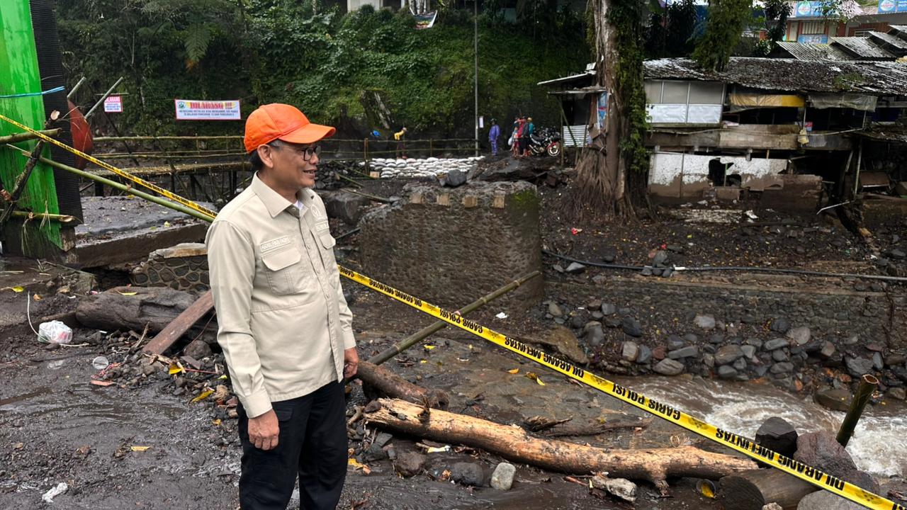 Anggota DPR RI Abdul Fikri Faqih saat meninjau kerusakan kawasan wisata Pancuran 13 Guci Tegal pascabencana bersama Ketua MPR RI.